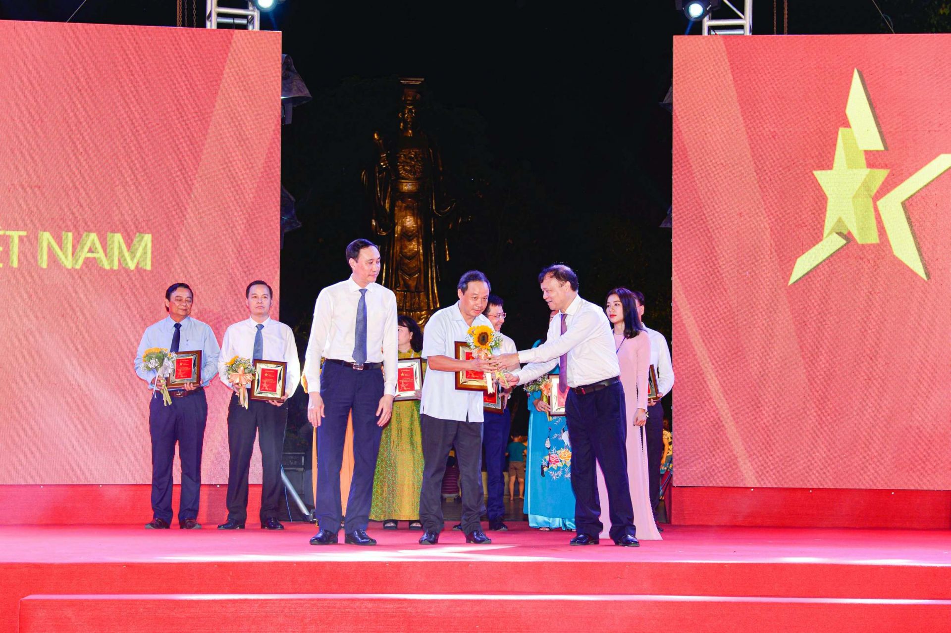 Phó Chủ tịch Ủy ban Trung ương Mặt trận Tổ quốc Việt Nam Phùng Khánh Tài (trái) và Thứ trưởng Bộ Công Thương Đỗ Thắng Hải (phải) trao kỷ niệm chương cho đại diện Sở Công Thương Bắc Kạn