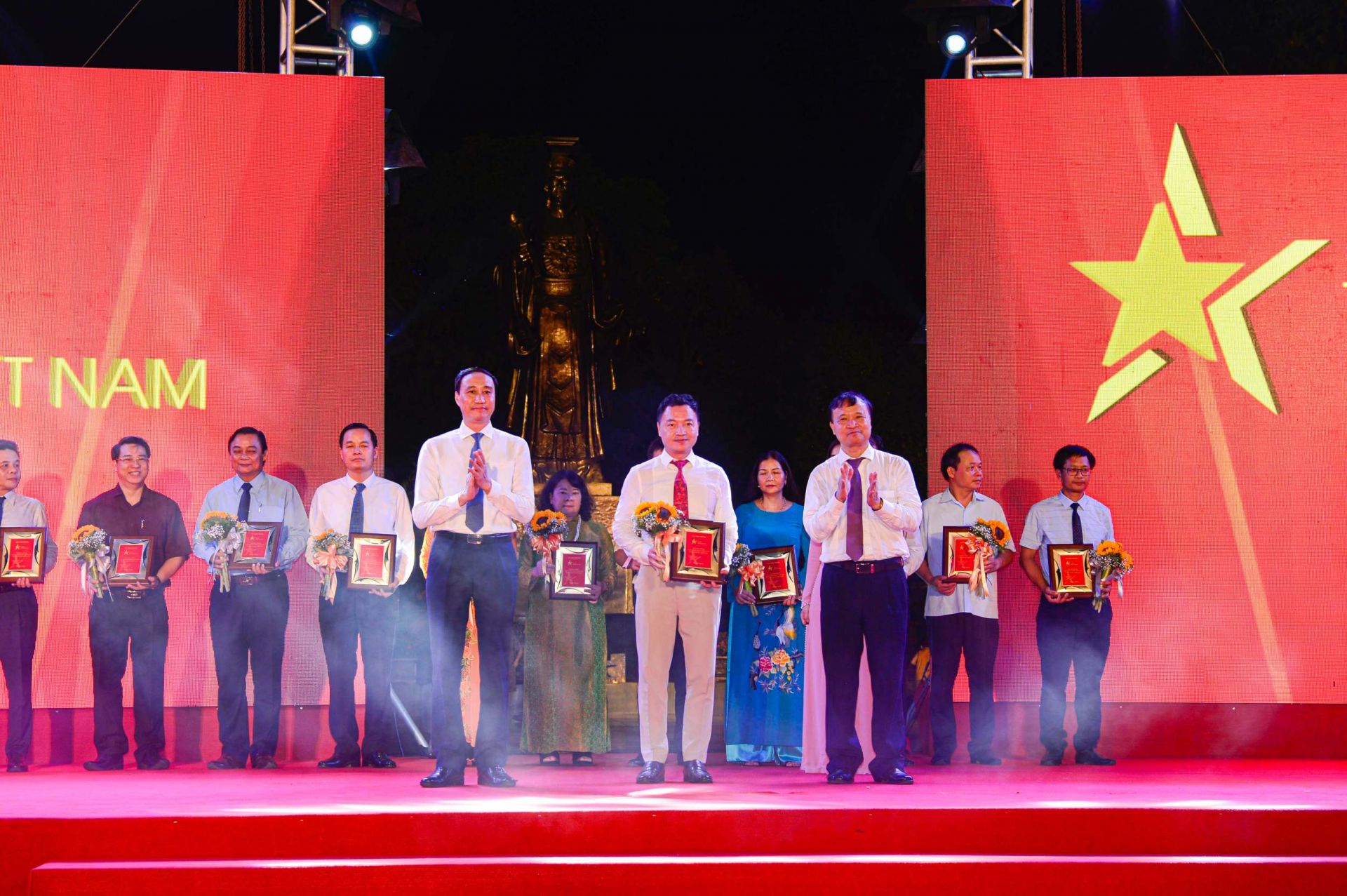 Phó Chủ tịch Ủy ban Trung ương Mặt trận Tổ quốc Việt Nam Phùng Khánh Tài (trái) và Thứ trưởng Bộ Công Thương Đỗ Thắng Hải (phải) trao kỷ niệm chương cho đại diện Tập đoàn Central Retail tại Việt Nam