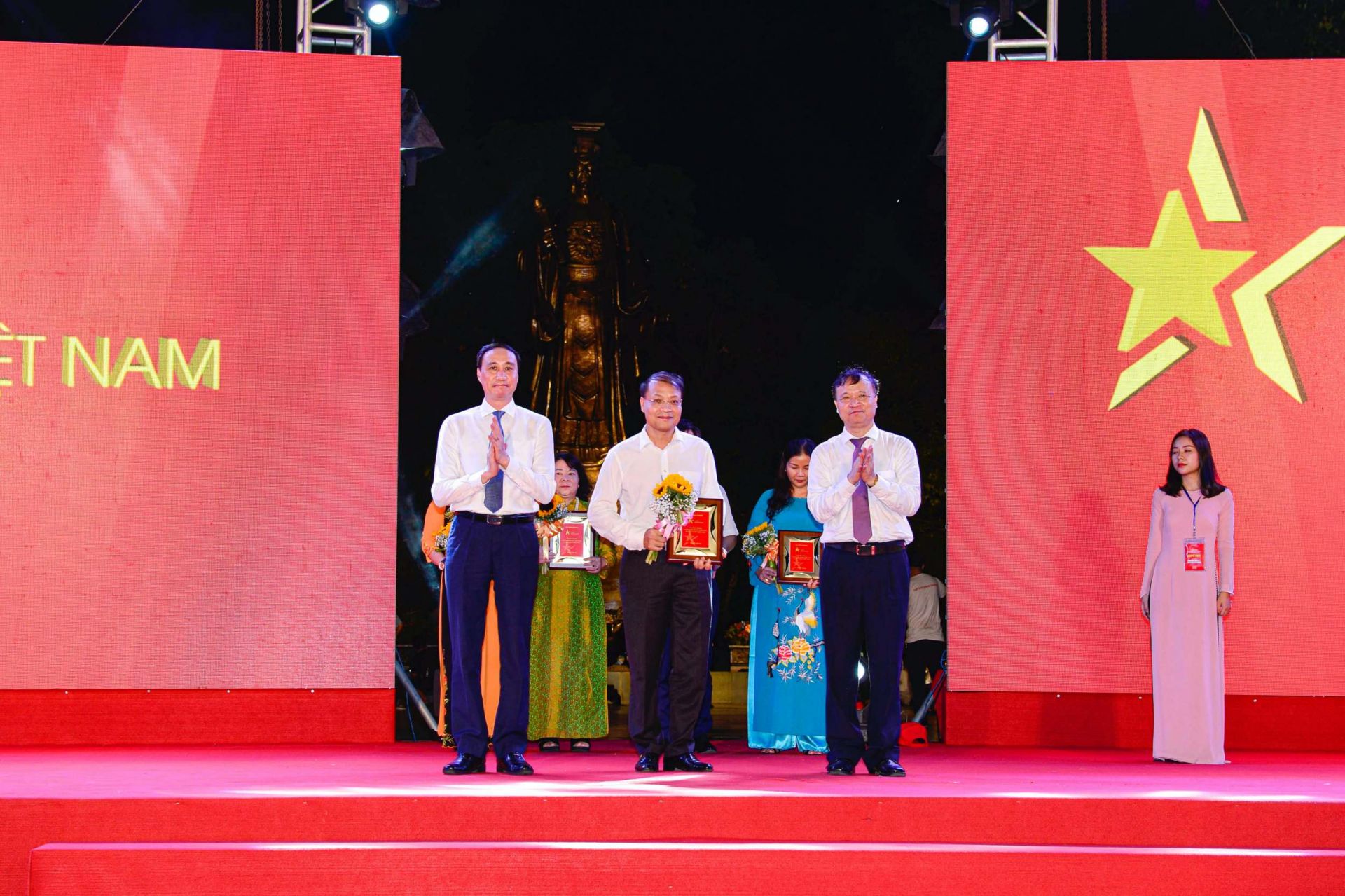 Phó Chủ tịch Ủy ban Trung ương Mặt trận Tổ quốc Việt Nam Phùng Khánh Tài (trái) và Thứ trưởng Bộ Công Thương Đỗ Thắng Hải (phải) trao kỷ niệm chương cho đại diện Sở Công Thương Hải Phòng