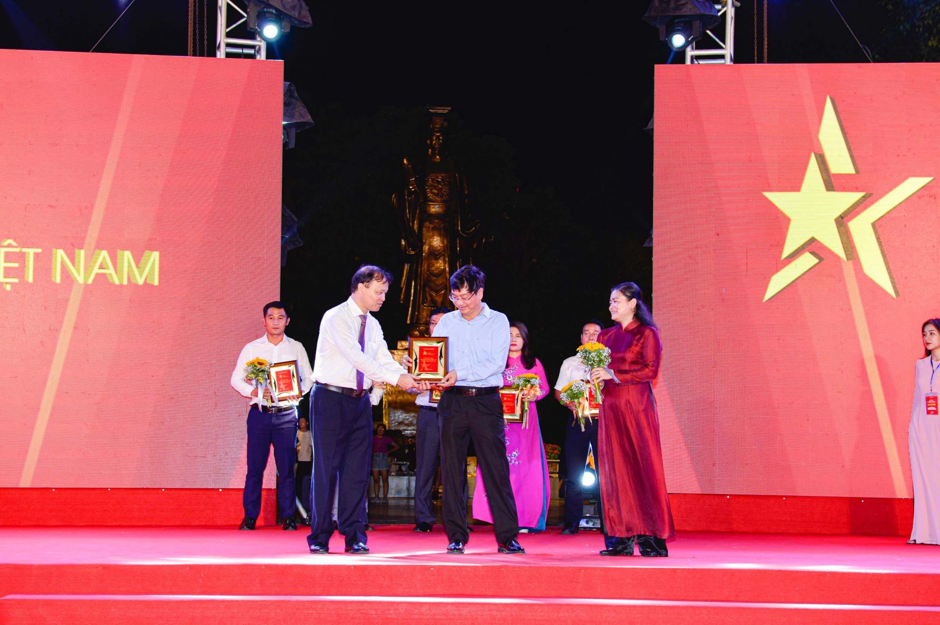 Thứ trưởng Bộ Công Thương Đỗ Thắng Hải (trái) và Phó Chủ tịch Hội Liên hiệp Phụ nữ Việt Nam Đỗ Thị Thu Thảo (phải) trao kỷ niệm chương cho đại diện Công ty CP Phân bón Bình Điền