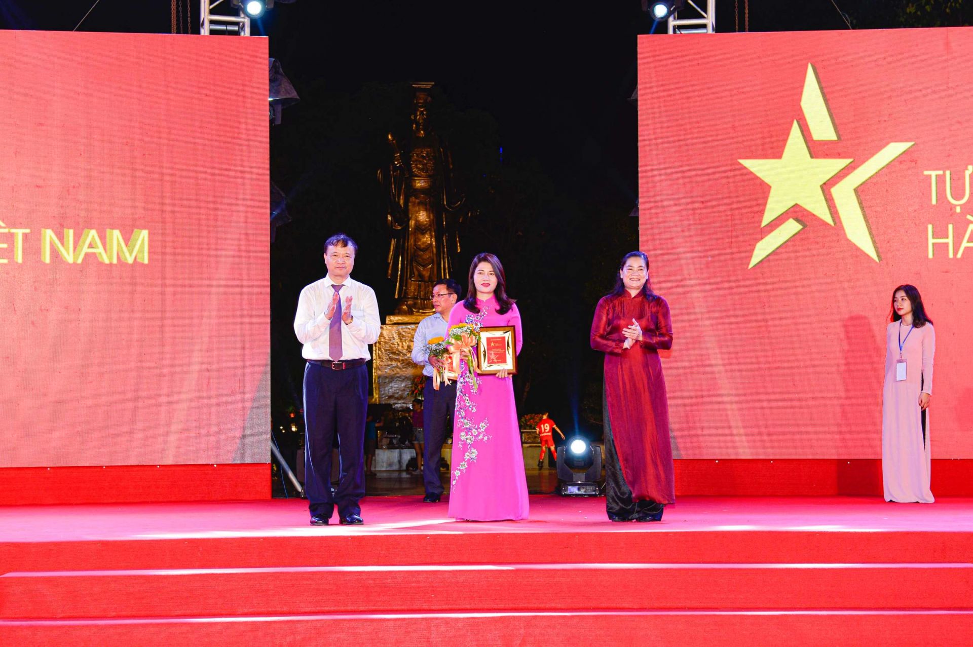 Thứ trưởng Bộ Công Thương Đỗ Thắng Hải (trái) và Phó Chủ tịch Hội Liên hiệp Phụ nữ Việt Nam Đỗ Thị Thu Thảo (phải) trao kỷ niệm chương cho đại diện Tập đoàn Than - Khoáng sản Việt Nam