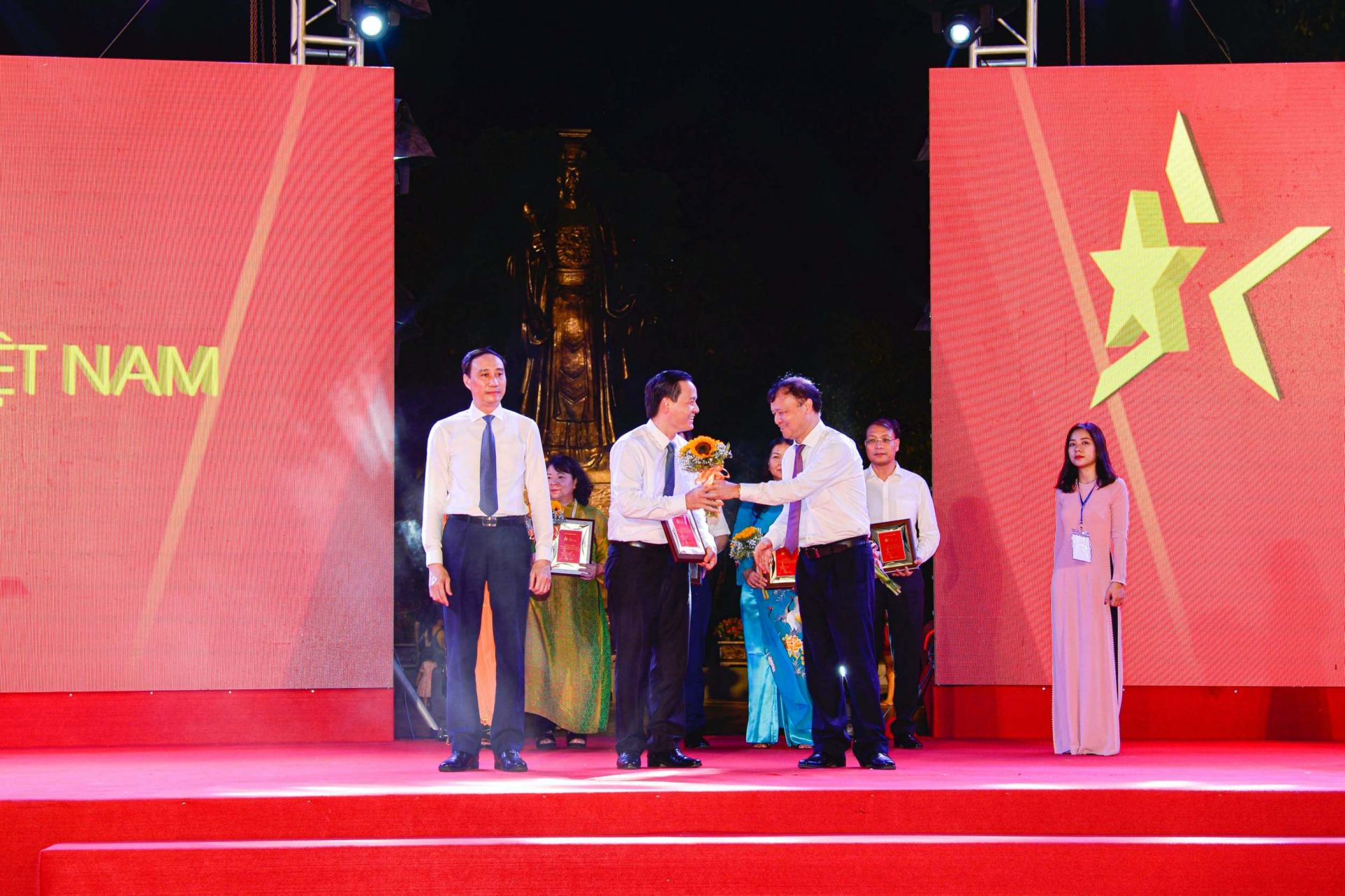 Phó Chủ tịch Ủy ban Trung ương Mặt trận Tổ quốc Việt Nam Phùng Khánh Tài (trái) và Thứ trưởng Bộ Công Thương Đỗ Thắng Hải (phải) trao kỷ niệm chương cho đại diện Sở Công Thương Lạng Sơn