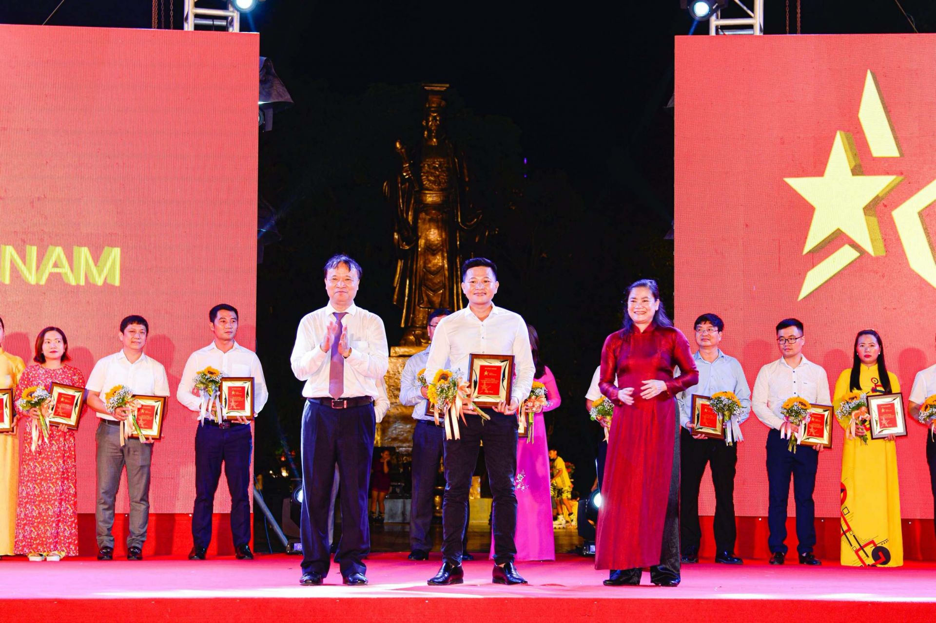 Thứ trưởng Bộ Công Thương Đỗ Thắng Hải (trái) và Phó Chủ tịch Hội Liên hiệp Phụ nữ Việt Nam Đỗ Thị Thu Thảo (phải) trao kỷ niệm chương cho đại diện Công ty CP Thực phẩm Đức Việt
