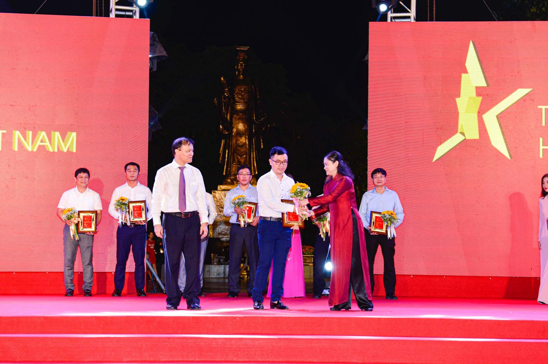 Thứ trưởng Bộ Công Thương Đỗ Thắng Hải (trái) và Phó Chủ tịch Hội Liên hiệp Phụ nữ Việt Nam Đỗ Thị Thu Thảo (phải) trao kỷ niệm chương cho đại diện Bánh pía Tân Huê Viên