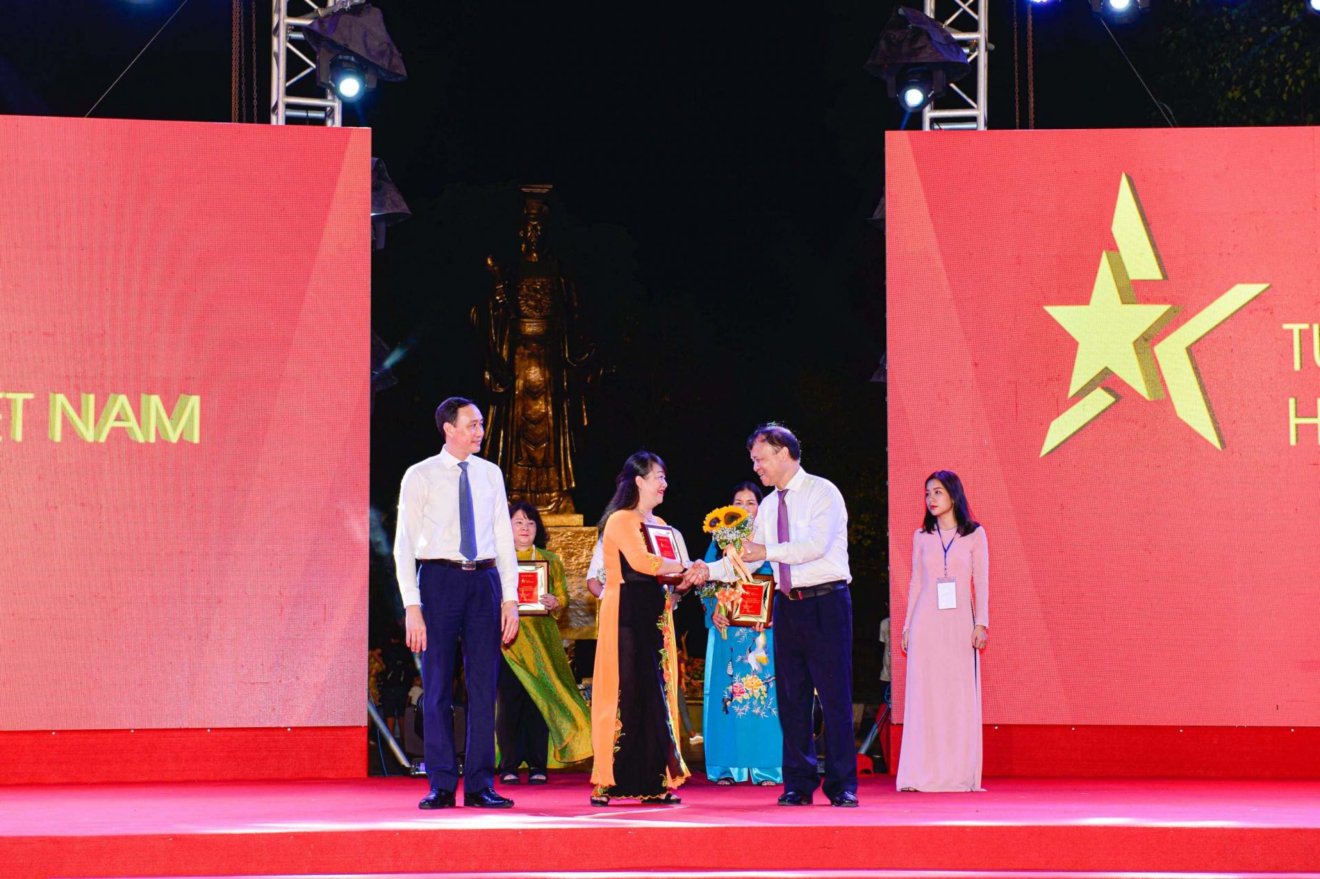 Phó Chủ tịch Ủy ban Trung ương Mặt trận Tổ quốc Việt Nam Phùng Khánh Tài (trái) và Thứ trưởng Bộ Công Thương Đỗ Thắng Hải (phải) trao kỷ niệm chương cho đại diện Sở Công Thương Gia Lai