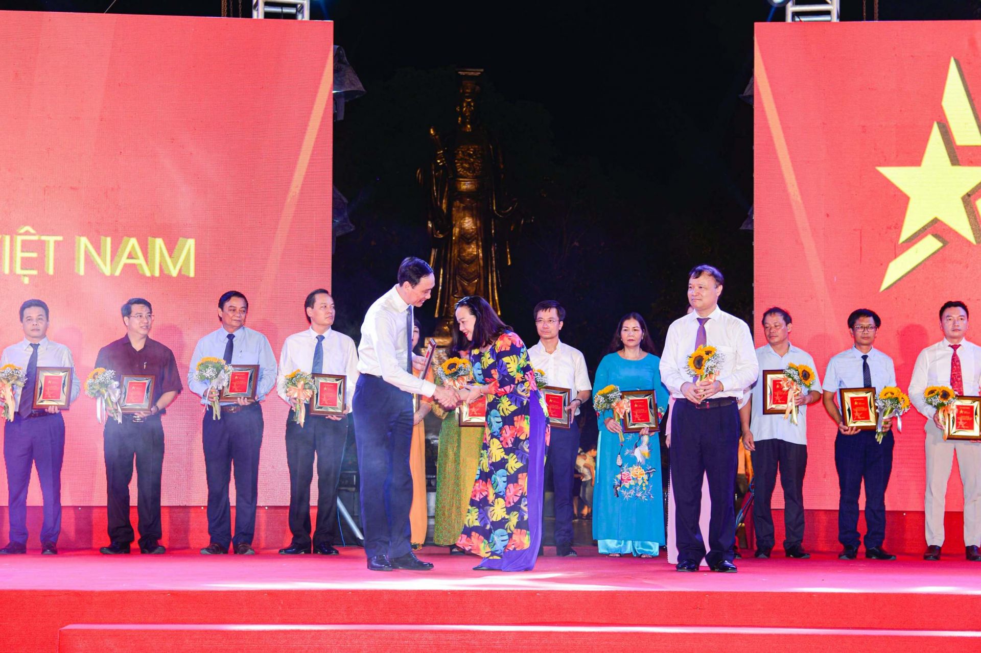 Phó Chủ tịch Ủy ban Trung ương Mặt trận Tổ quốc Việt Nam Phùng Khánh Tài (trái) và Thứ trưởng Bộ Công Thương Đỗ Thắng Hải (phải) trao kỷ niệm chương cho đại diện Liên hiệp Hợp tác xã Thành phố Hồ Chí Minh (Saigon Co.op)