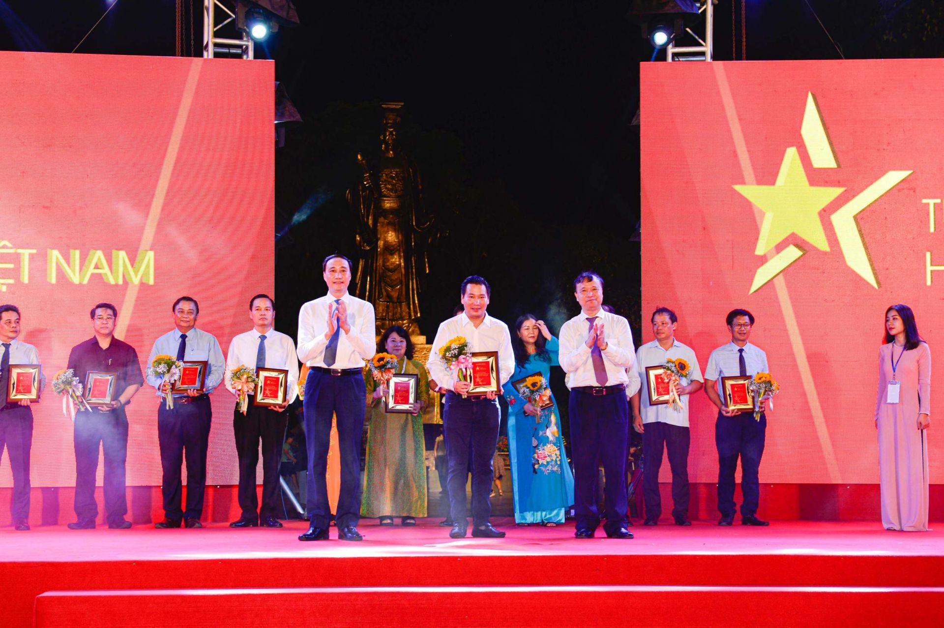 Phó Chủ tịch Ủy ban Trung ương Mặt trận Tổ quốc Việt Nam Phùng Khánh Tài (trái) và Thứ trưởng Bộ Công Thương Đỗ Thắng Hải (phải) trao kỷ niệm chương cho đại diện Tổng Công ty CP Bia - Rượu - Nước giải khát Sài Gòn