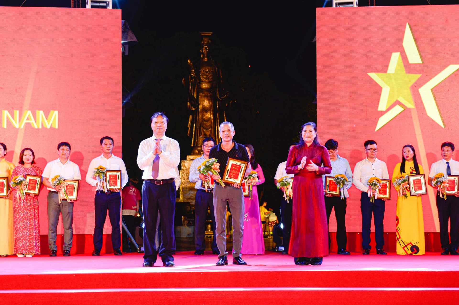 Thứ trưởng Bộ Công Thương Đỗ Thắng Hải (trái) và Phó Chủ tịch Hội Liên hiệp Phụ nữ Việt Nam Đỗ Thị Thu Thảo (phải) trao kỷ niệm chương cho đại diện Công ty CP Xà phòng Hà Nội