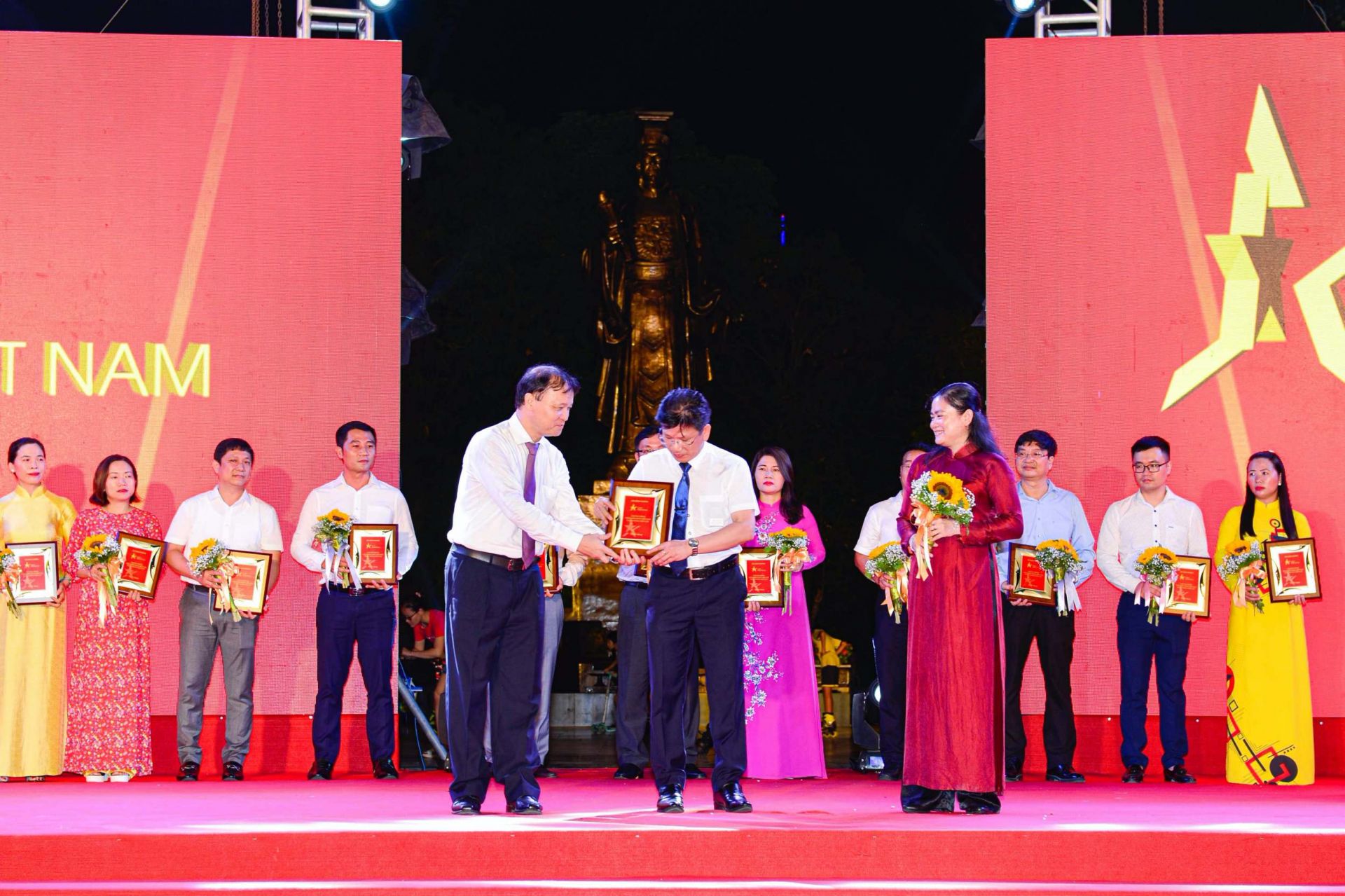 Thứ trưởng Bộ Công Thương Đỗ Thắng Hải (trái) và Phó Chủ tịch Hội Liên hiệp Phụ nữ Việt Nam Đỗ Thị Thu Thảo (phải) trao kỷ niệm chương cho đại diện Viện Hóa học Công nghiệp Việt Nam