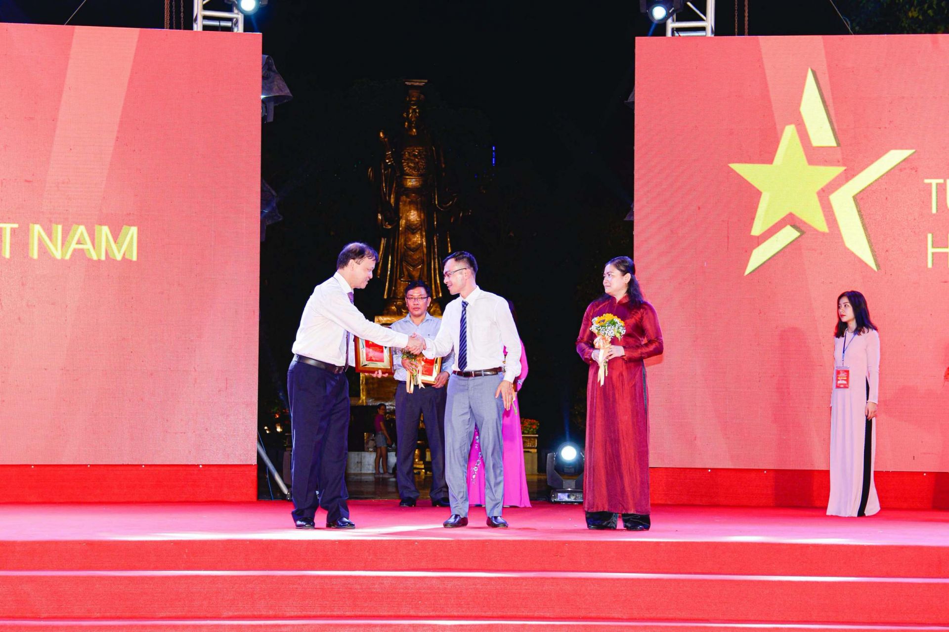 Thứ trưởng Bộ Công Thương Đỗ Thắng Hải (trái) và Phó Chủ tịch Hội Liên hiệp Phụ nữ Việt Nam Đỗ Thị Thu Thảo (phải) trao kỷ niệm chương cho đại diện Công ty Cơ điện Thủ Đức