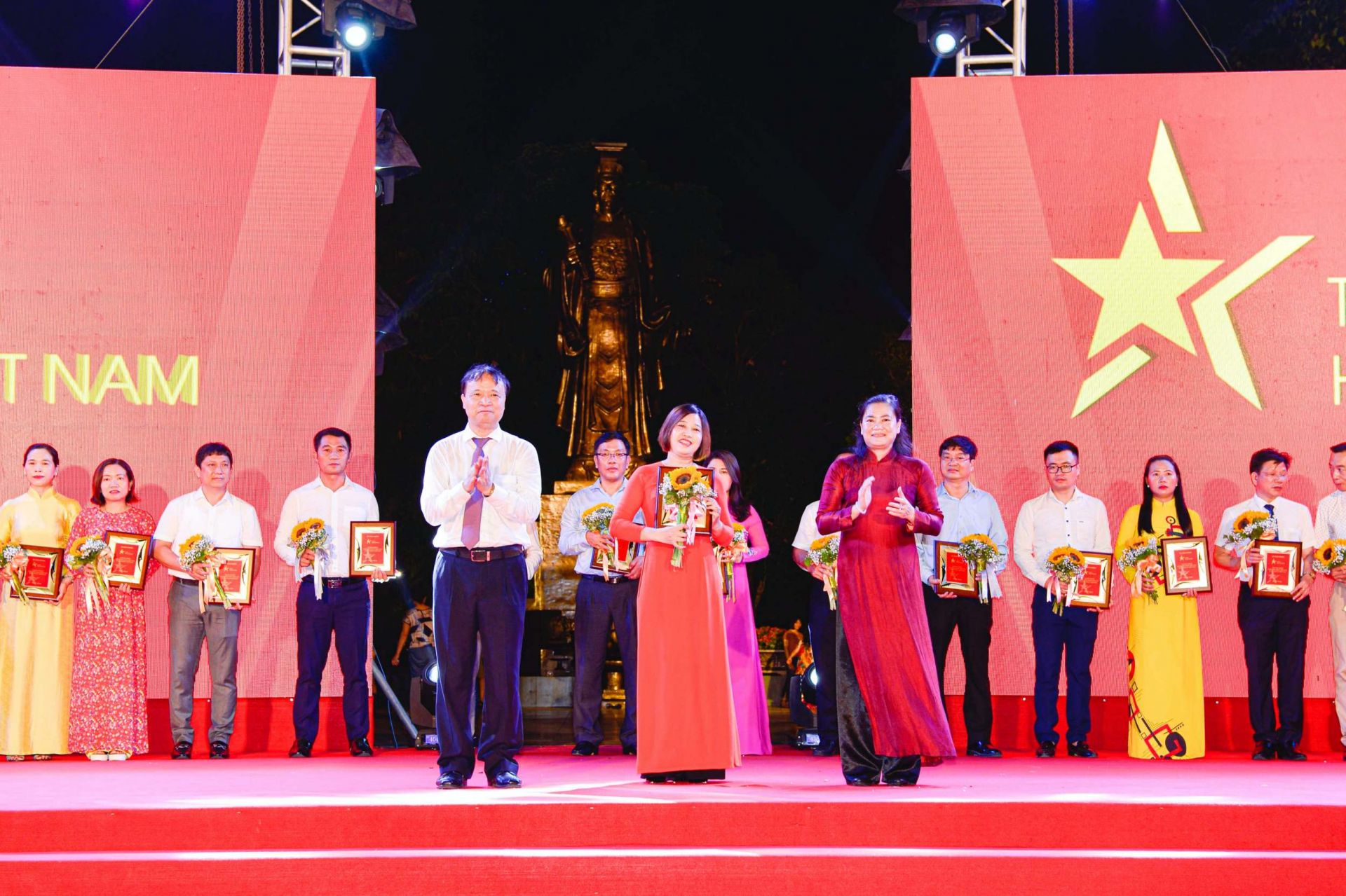 Thứ trưởng Bộ Công Thương Đỗ Thắng Hải (trái) và Phó Chủ tịch Hội Liên hiệp Phụ nữ Việt Nam Đỗ Thị Thu Thảo (phải) trao kỷ niệm chương cho đại diện Tổng Công ty CP Phong Phú