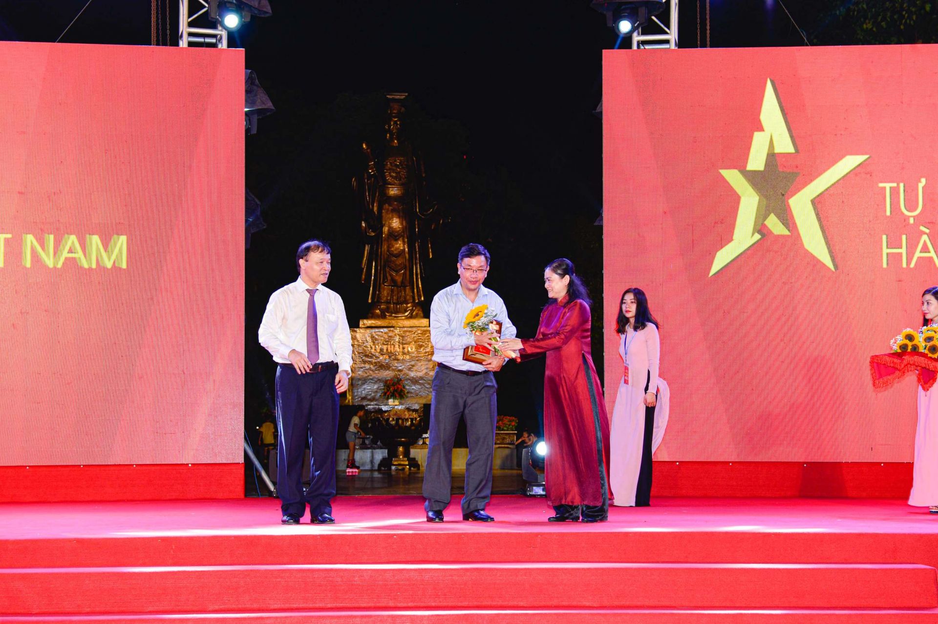 Thứ trưởng Bộ Công Thương Đỗ Thắng Hải (trái) và Phó Chủ tịch Hội Liên hiệp Phụ nữ Việt Nam Đỗ Thị Thu Thảo (phải) trao kỷ niệm chương cho đại diện Sở Công Thương Lâm Đồng