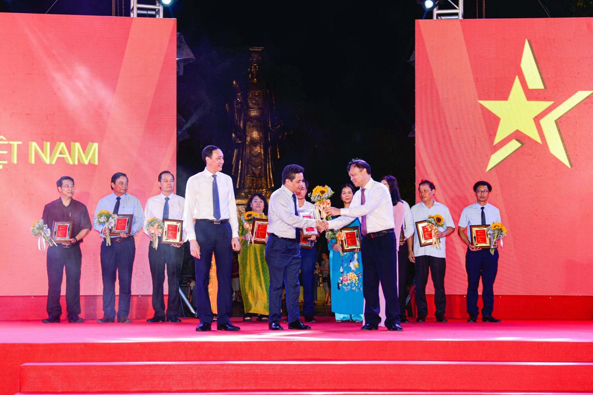 Phó Chủ tịch Ủy ban Trung ương Mặt trận Tổ quốc Việt Nam Phùng Khánh Tài (trái) và Thứ trưởng Bộ Công Thương Đỗ Thắng Hải (phải) trao kỷ niệm chương cho đại diện Tổng Công ty CP Bia - Rượu - Nước giải khát Hà Nội