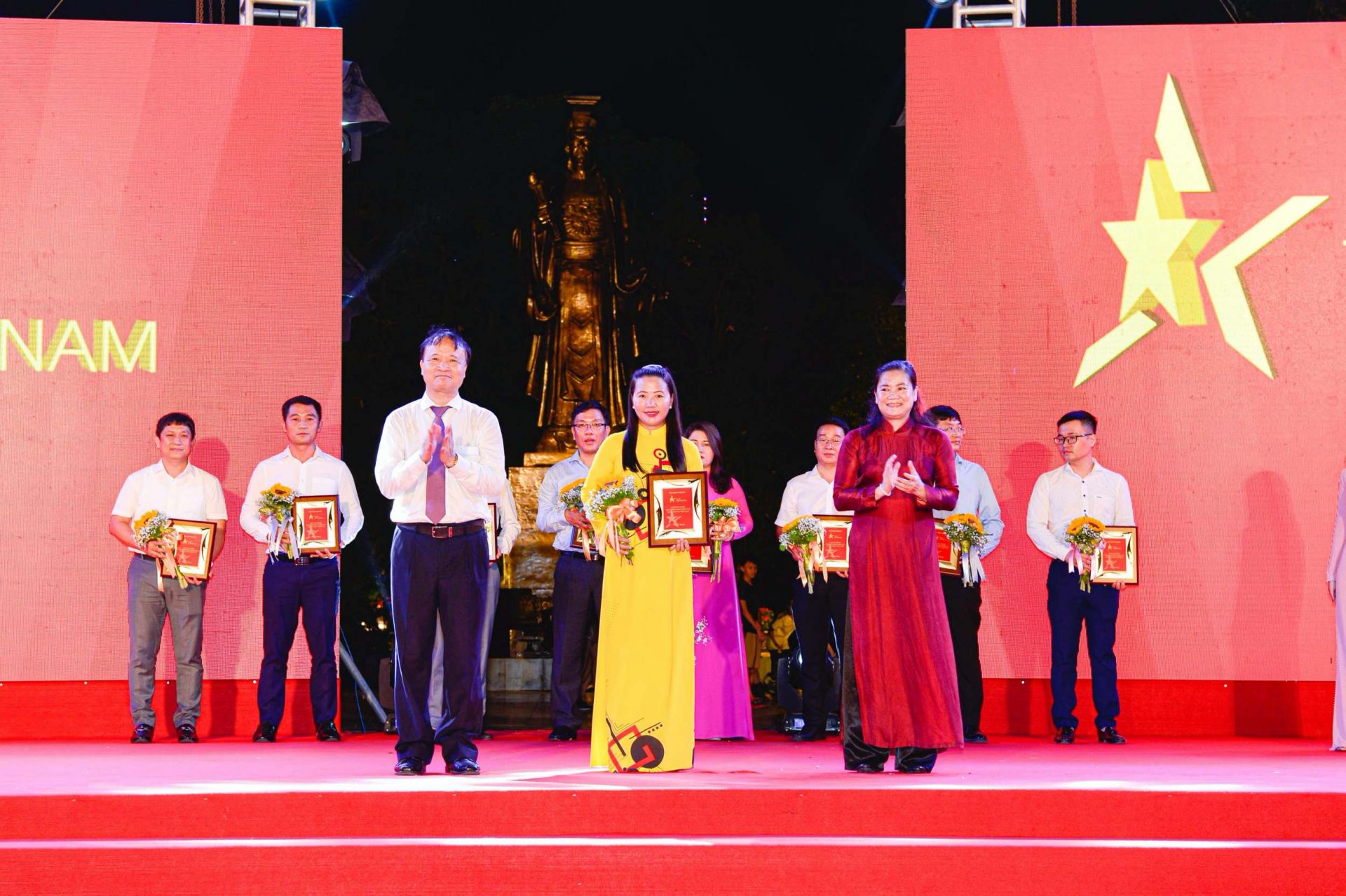 Thứ trưởng Bộ Công Thương Đỗ Thắng Hải (trái) và Phó Chủ tịch Hội Liên hiệp Phụ nữ Việt Nam Đỗ Thị Thu Thảo (phải) trao kỷ niệm chương cho đại diện Công ty CP Đại Việt Hương