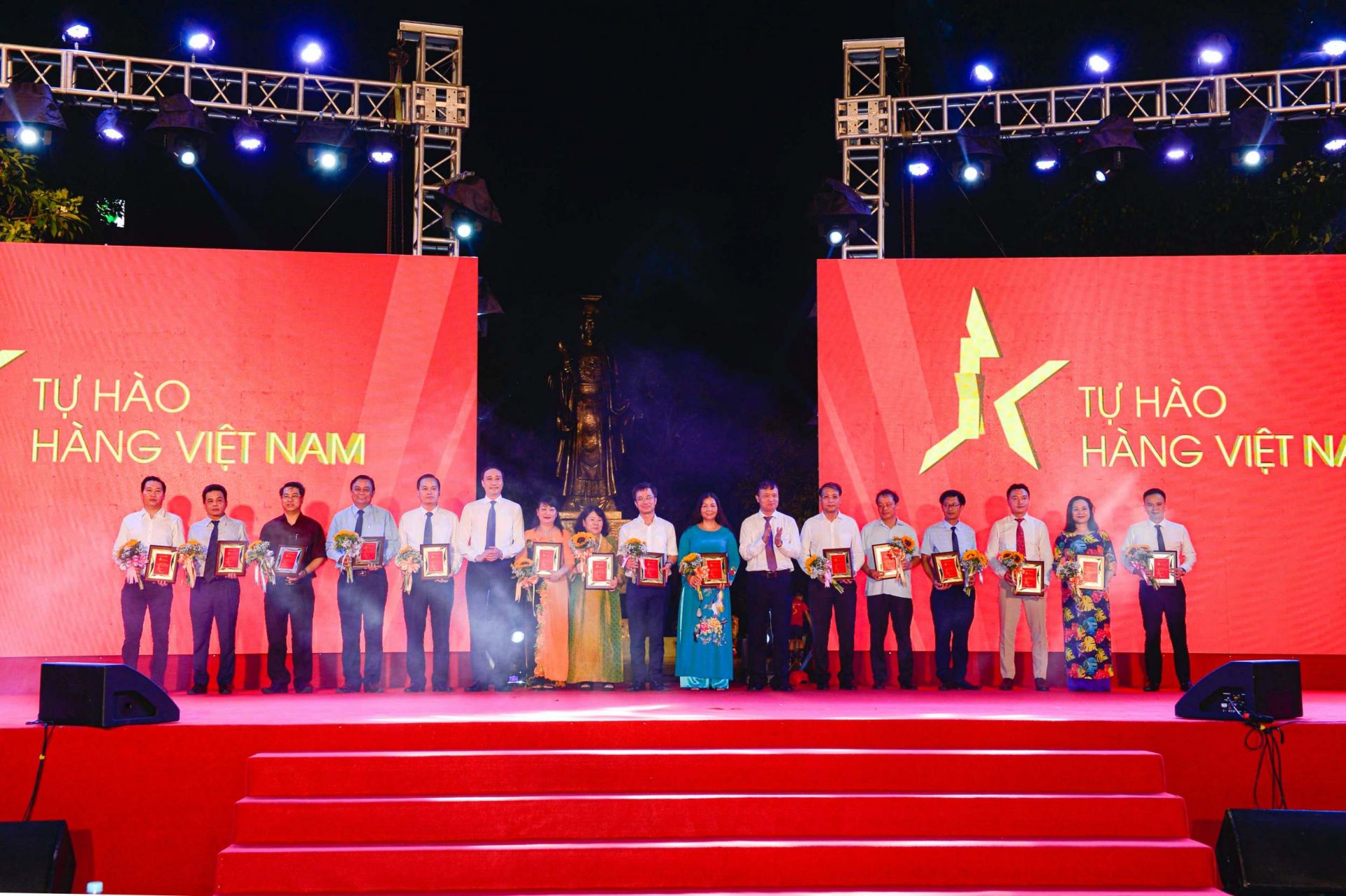 Trao kỷ niệm chương cho các đơn vị tiêu biểu có nhiều đóng góp cho Chương trình Nhận diện hàng Việt Nam - Tự hào hàng Việt Nam năm 2020