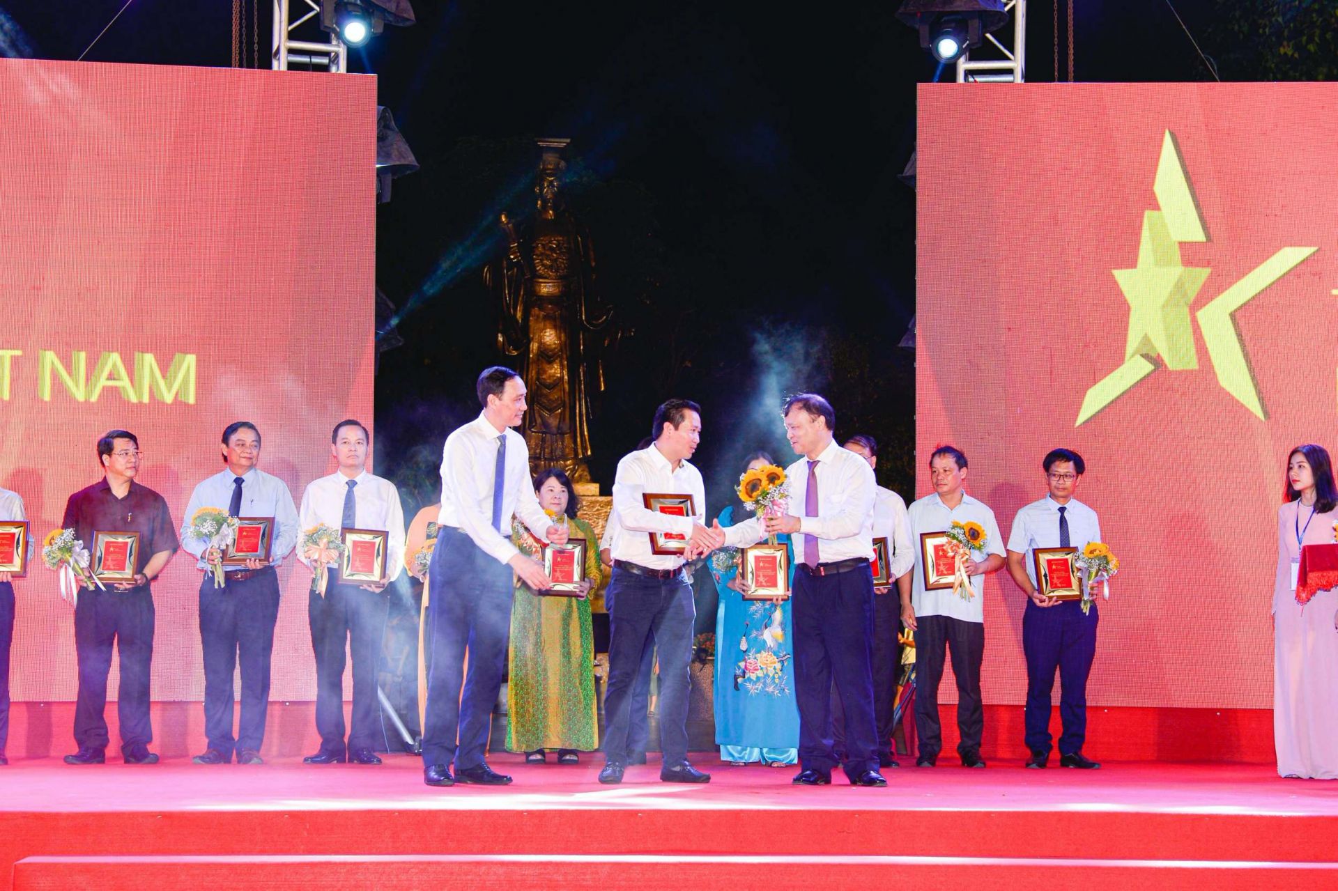 Phó Chủ tịch Ủy ban Trung ương Mặt trận Tổ quốc Việt Nam Phùng Khánh Tài (trái) và Thứ trưởng Bộ Công Thương Đỗ Thắng Hải (phải) trao kỷ niệm chương cho đại diện Tổng Công ty CP Bia - Rượu - Nước giải khát Sài Gòn