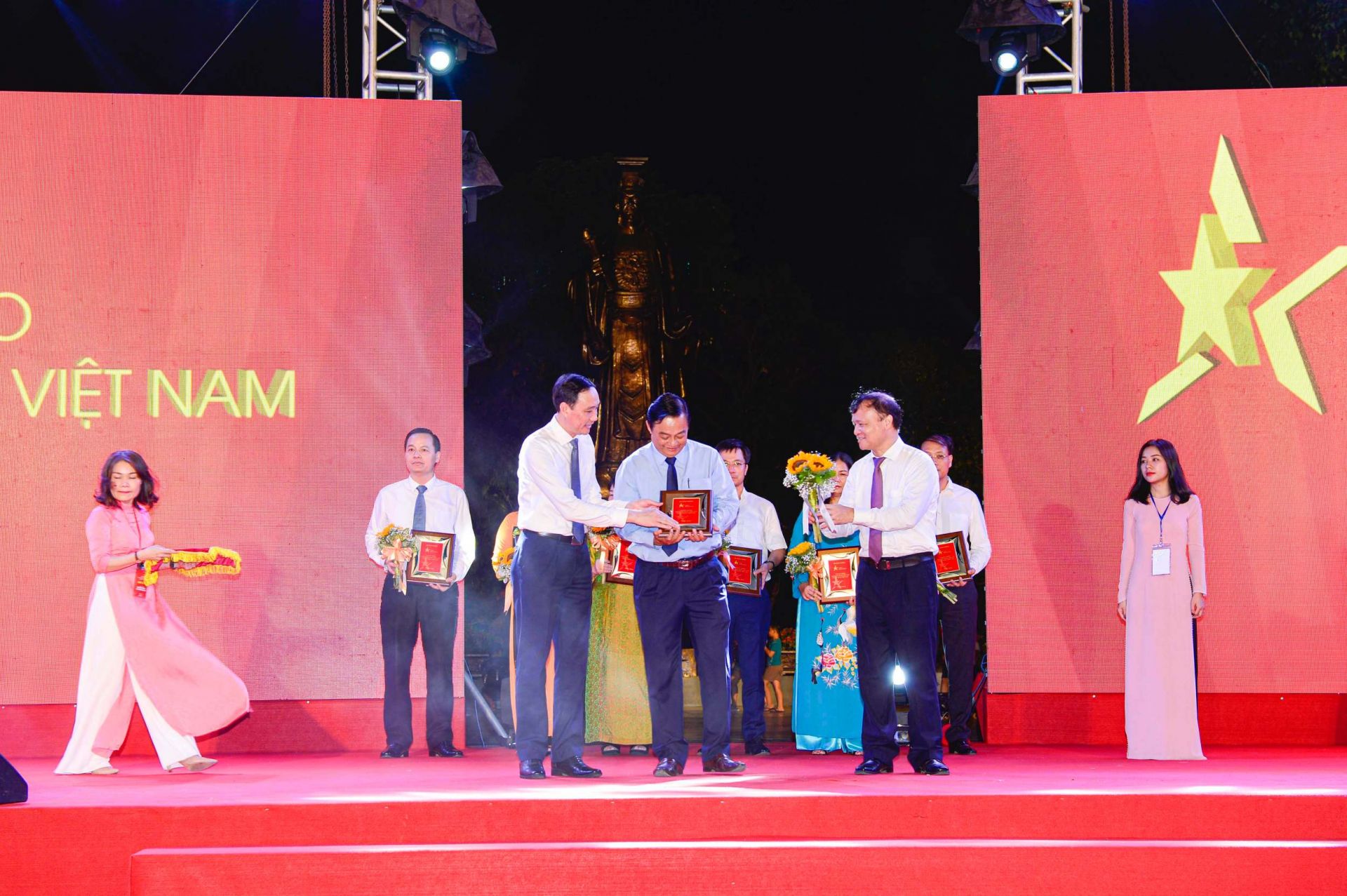 Phó Chủ tịch Ủy ban Trung ương Mặt trận Tổ quốc Việt Nam Phùng Khánh Tài (trái) và Thứ trưởng Bộ Công Thương Đỗ Thắng Hải (phải) trao kỷ niệm chương cho đại diện Sở Công Thương Sóc Trăng
