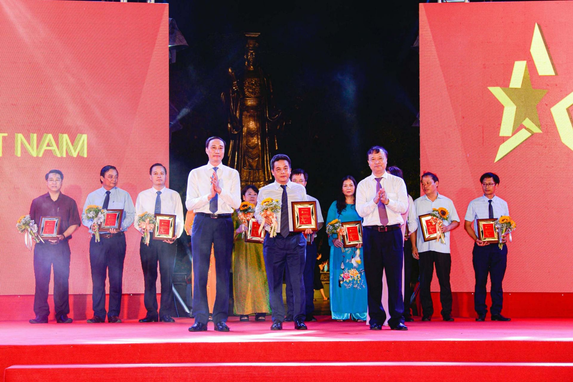 Phó Chủ tịch Ủy ban Trung ương Mặt trận Tổ quốc Việt Nam Phùng Khánh Tài (trái) và Thứ trưởng Bộ Công Thương Đỗ Thắng Hải (phải) trao kỷ niệm chương cho đại diện Tổng Công ty CP Bia - Rượu - Nước giải khát Hà Nội