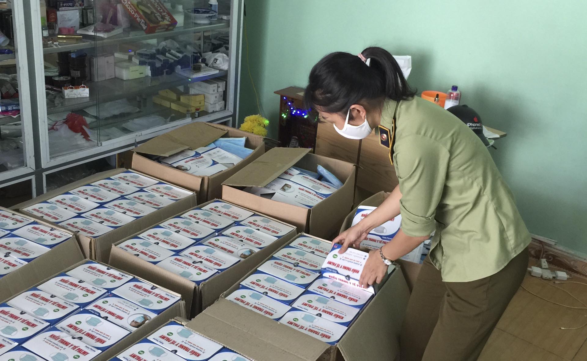 Cục QLTT Đà Nẵng kiểm tra thu giữ 21.000 khẩu trang không nguồn gốc tại Đà Nẵng