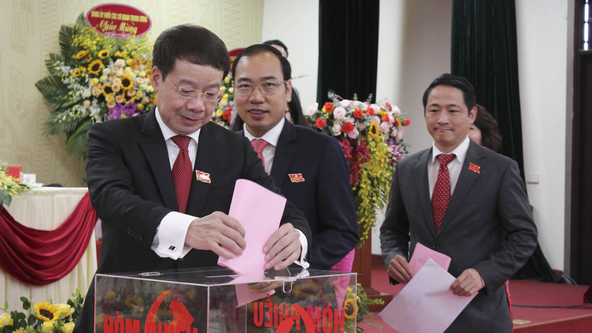  Phó Bí thư Ban cán sự Đảng - Thứ trưởng Trần Quốc Khánh, bỏ phiếu, bầu ra các thành viên vào Ban chấp hành Đảng Bộ Công Thương nhiệm kỳ 2020 – 2025