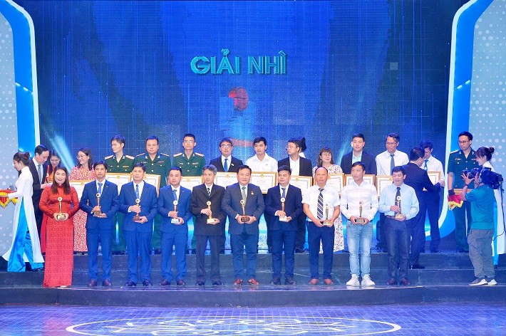 Nhóm tác giả nhận giải về sáng kiến đã đoạt giải nhì Hội thi Sáng tạo kỹ thuật (2018 - 2019).
