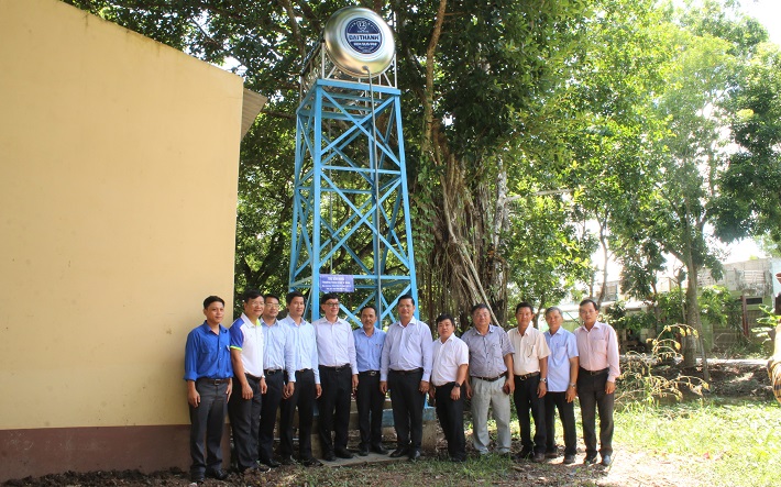 Đại diện lãnh đạo địa phương và 5 trường học ở huyện Trần Văn Thời nhận bảng tượng trưng trao tặng hệ thống trữ nước