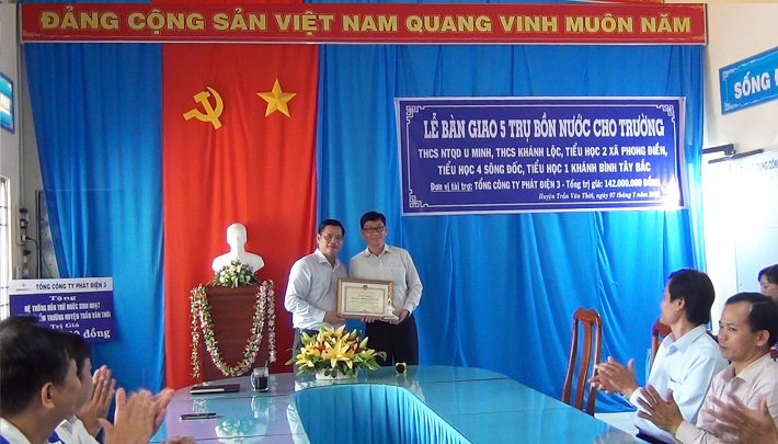 Ông Võ Quốc Thống – Phó Chủ tịch UBND huyện Trần Văn Thời đại diện lãnh đạo địa phương trao Bằng khen của UBND tỉnh Cà Mau cho EVNGENCO 3