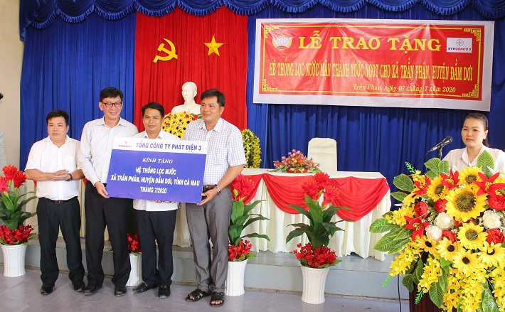 Ông Vũ Quang Sáng – Chủ tịch Công đoàn Tổng Công ty Phát điện 3 trao bảng tượng trưng bàn giao hệ thống lọc nước cho đại diện xã Trần Phán