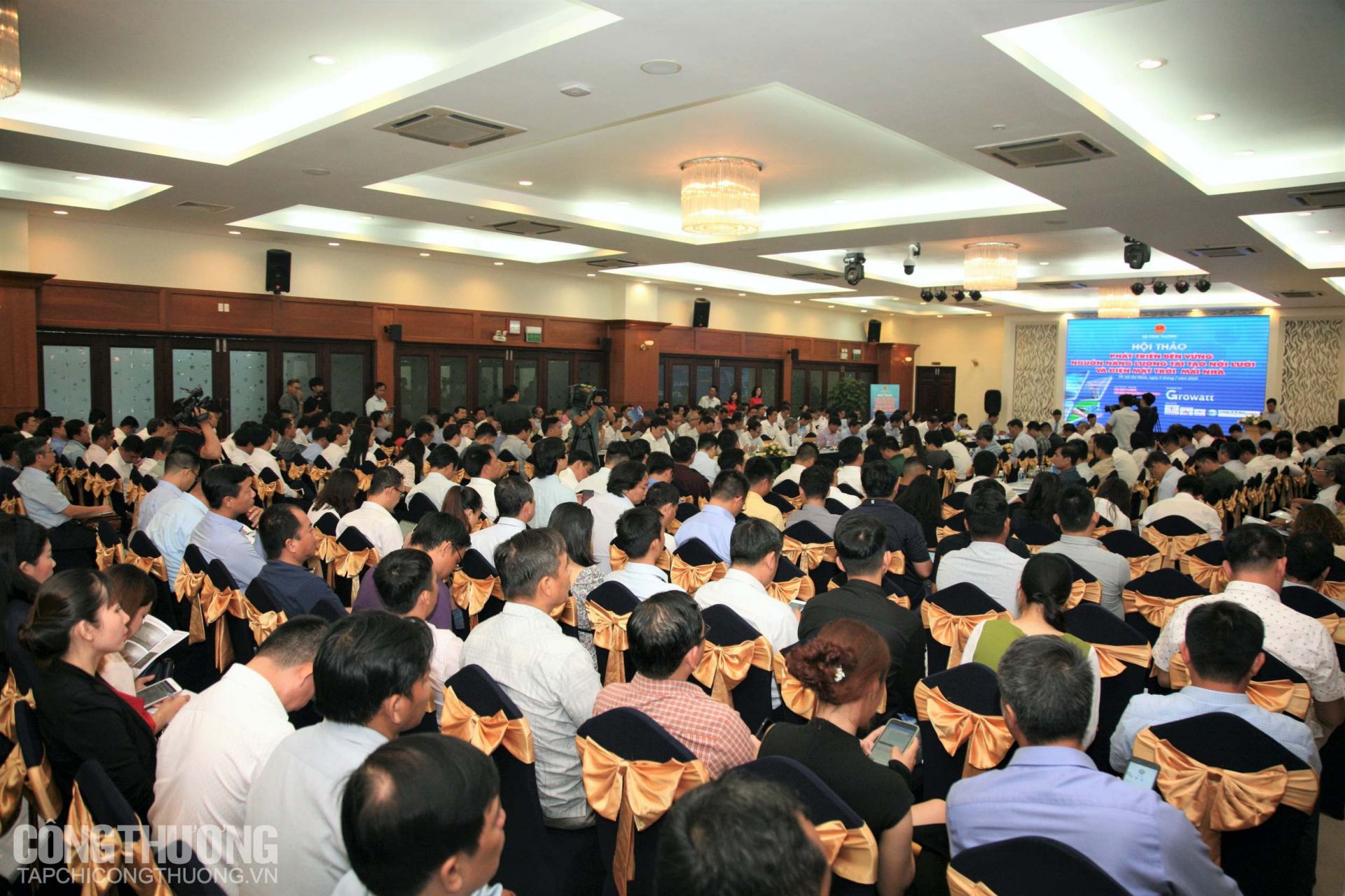 Hơn 500 ghế ngồi tại hội trường không còn một chỗ trống, cho thấy sức hút của vấn đề năng lượng tái tạo tại Việt Nam
