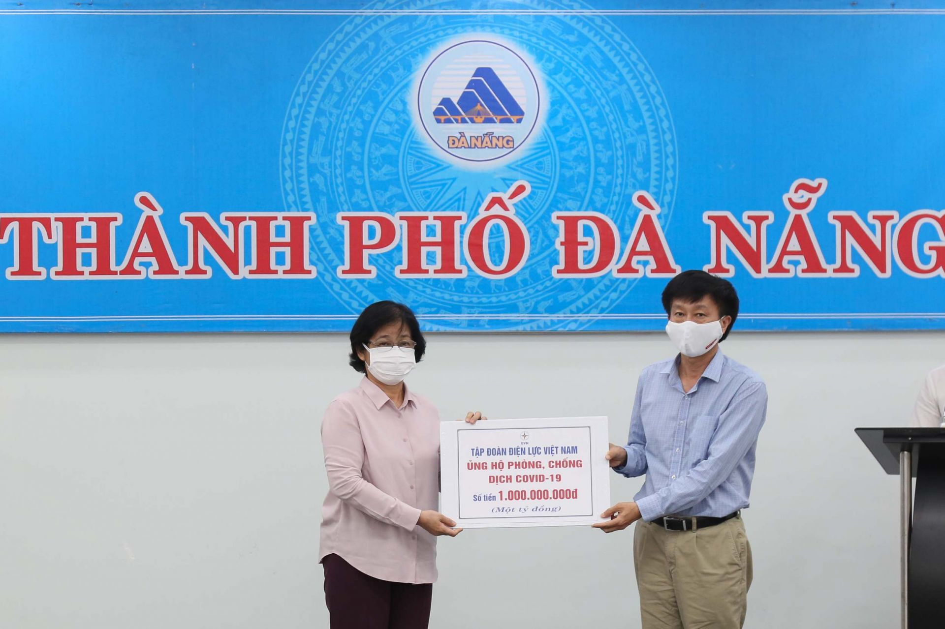 Thừa ủy quyền của EVN, Chủ tịch HĐTV EVNCPC Trương Thiết Hùng trao tặng 1 tỷ đồng hỗ trợ công tác phòng chống dịch Covid-19 tại Đà Nẵng
