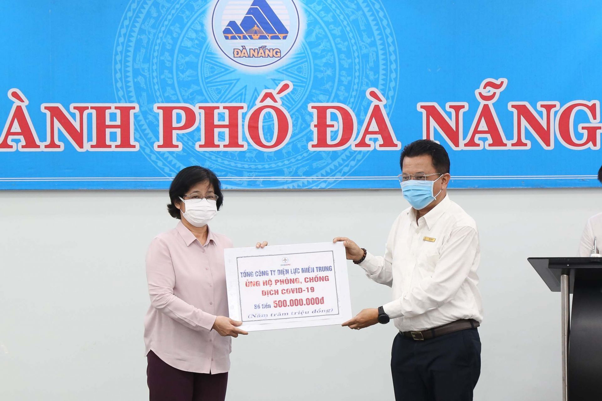 Ông Ngô Tấn Cư - Tổng giám đốc EVNCPC trao 500 triệu đồng chung sức cùng Đà Nẵng chiến thắng dịch bệnh