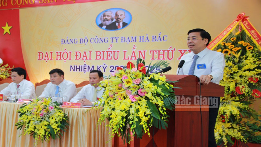Chủ tịch UBND tỉnh Dương Văn Thái phát biểu tại Đại hội.