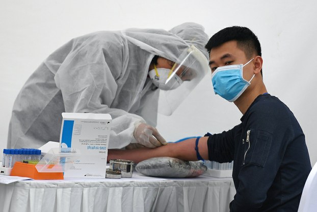 Thử máu xét nghiệm COVID-19 ở một trung tâm xét nghiệm gần bệnh viện Bạch Mai, Hà Nội hôm 31/3/2020