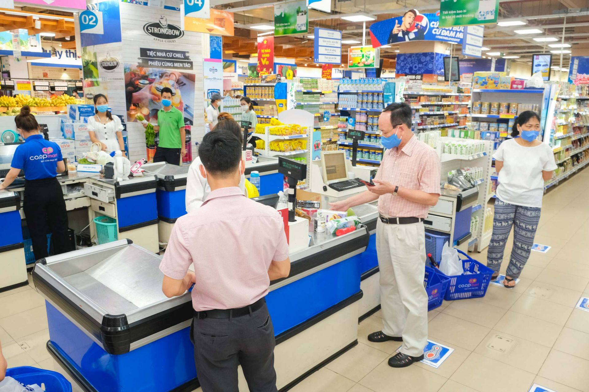 Người tiêu dùng tập trung mua sắm nhưng đảm bảo biện pháp giãn cách, phòng chống dịch bệnh