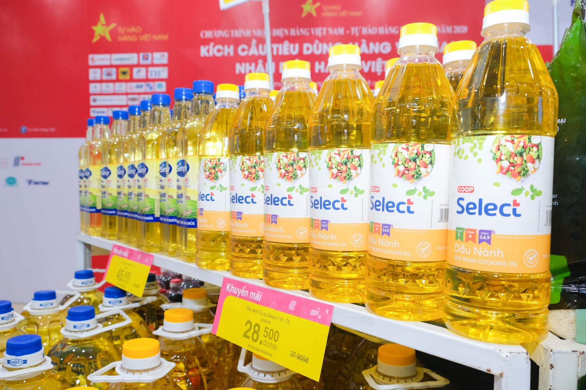 Hàng loạt các sản phẩm hàng Việt được giảm giá sâu 30-50% tại Co.opmart Hà Nội, đặc biệt các mặt hàng thiết yếu phục vụ nhu cầu người dân mùa dịch bệnh