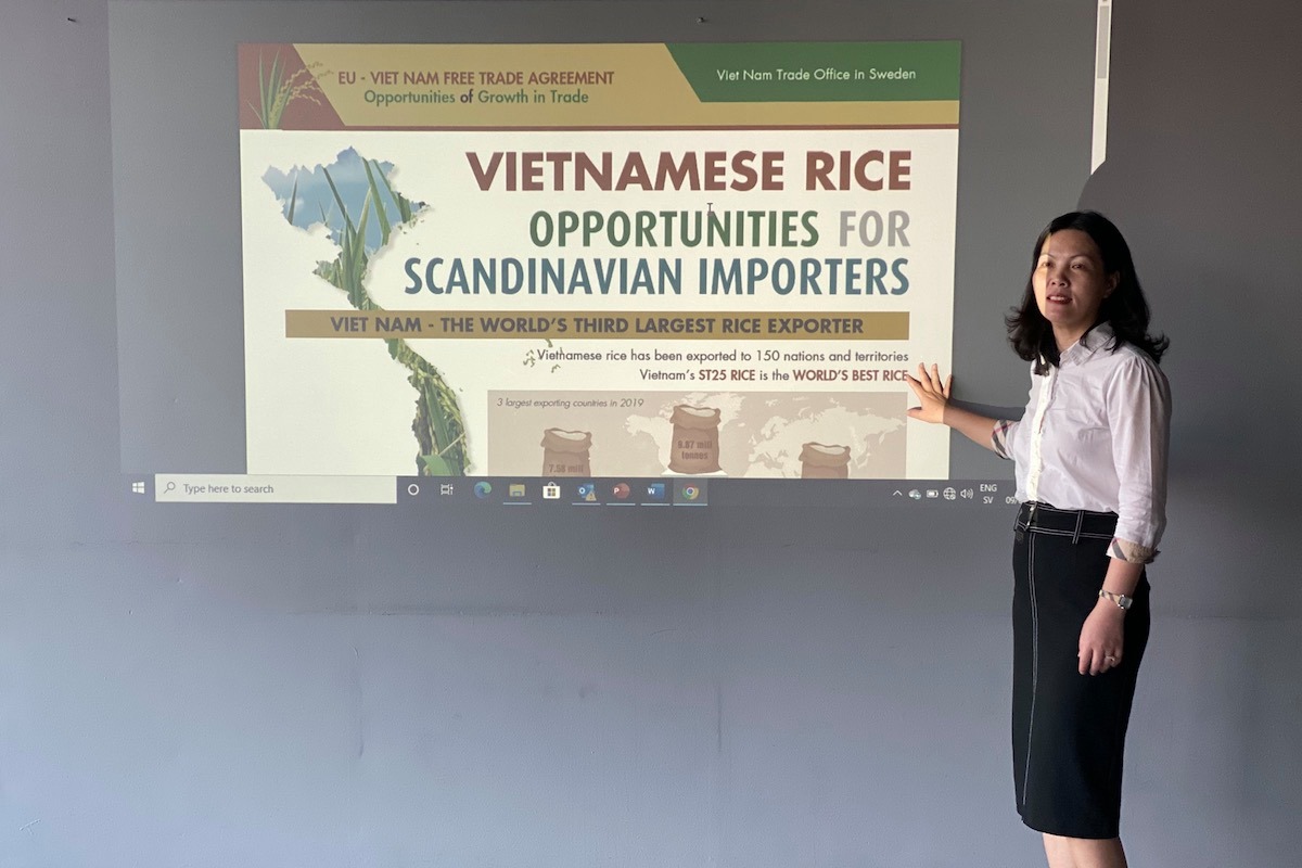 Tham tán Thương mại Nguyễn Thị Hoàng Thúy giới thiệu hàng Việt Nam đến các doanh nghiệp nhập khẩu tại Thụy Điển