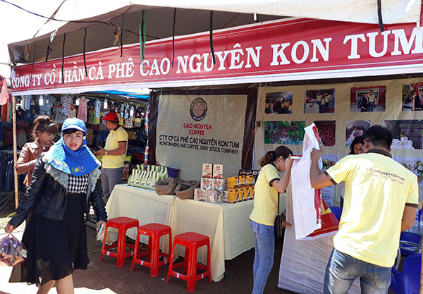 Phiên chợ đưa hàng Việt về huyện Đăk Tô được tổ chức với quy mô trên 50 gian hàng của các doanh nghiệp trong và ngoài tỉnh tham gia;