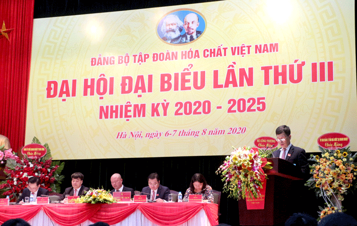 đại diện Chi bộ Cơ quan Công đoàn Công nghiệp Hóa chất Việt Nam tham luận