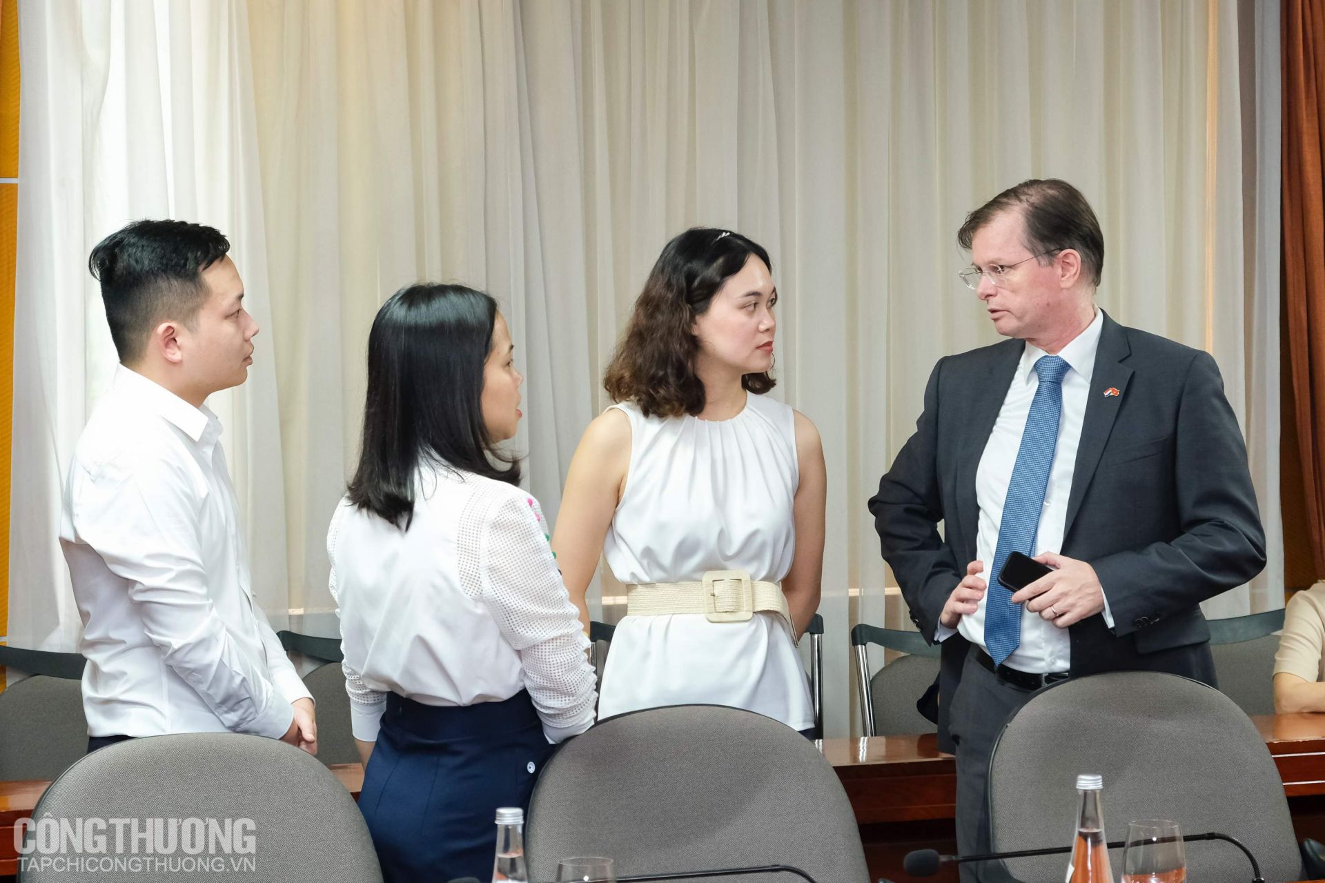 Đại sứ Hà Lan tại Việt Nam (ngoài cùng bên phải) tham gia buổi điện đàm giữa Bộ trưởng Bộ Công Thương Trần Tuấn Anh và Bộ trưởng Kinh tế đối ngoại và Hợp tác Phát triển Hà Lan Sigrid Kaag