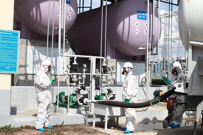 Đội ứng phó sự cố hóa chất của Nhà máy Nhiệt điện Vĩnh Tân 4 đang diễn tập ứng phó sự cố tại nhà hóa chât của Nhà máy.