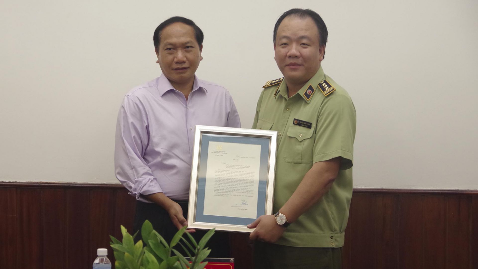 Thiếu tướng Đàm Thanh Thế đã trao thư khen của Phó Thủ tướng Thường trực - Trưởng Ban chỉ đạo 389 quốc gia Trương Hòa Bình cho Tổng cục QLTT vì đã có thành tích xuất sắc phát hiện xử lý kho chứa hàng không đúng quy định với số lượng lớn tại Lào Cai
