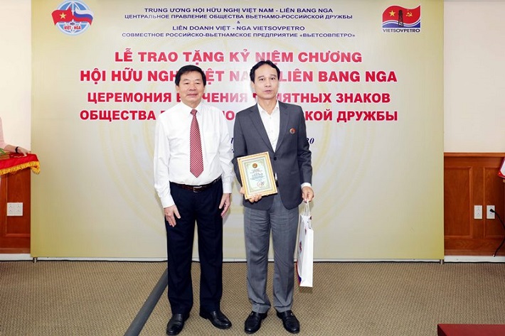 Ông Nguyễn Quỳnh Lâm nhận Kỷ niệm chương của Hội trao tặng