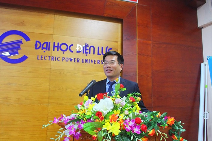 TS. Nguyễn Lê Cường - Phó Hiệu trưởng Trường Đại học Điện lực phát biểu tại lễ khai giảng.