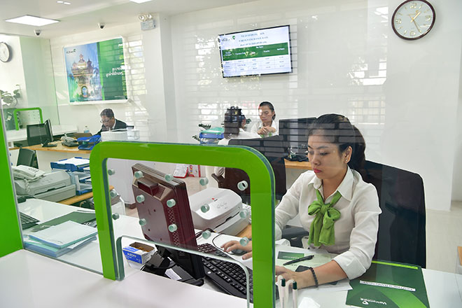 Hoạt động chăm sóc khách hàng tại Vietcombank Lào.