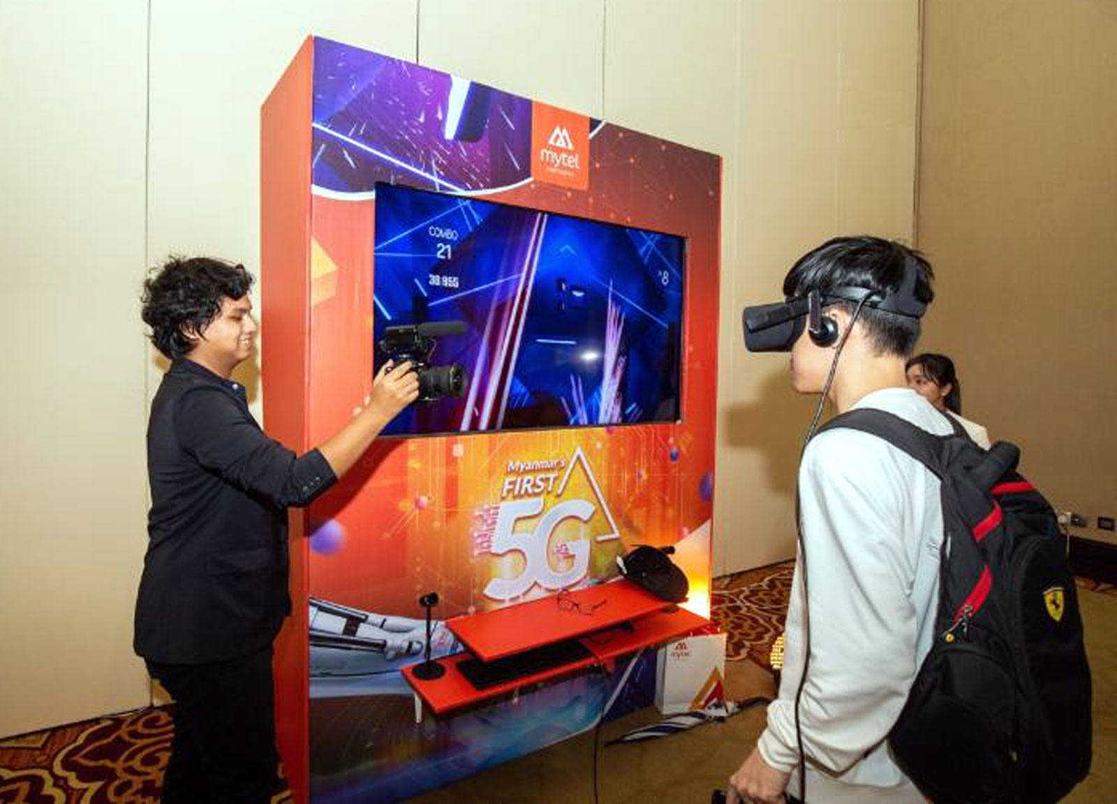 Khách hàng trải nghiệm công nghệ 5G của Viettel tại Myanmar
