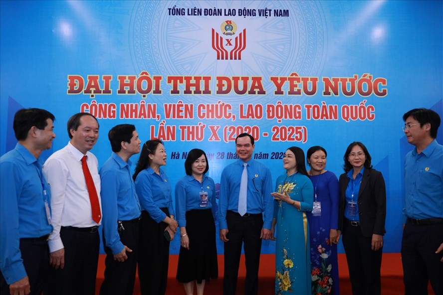 Chủ tịch Tổng LĐLĐVN Nguyễn Đình Khang (thứ 4, phải sang) và các đại biểu trước thềm Đại hội Thi đua yêu nước trong CNVCLĐ lần thứ X năm 2020