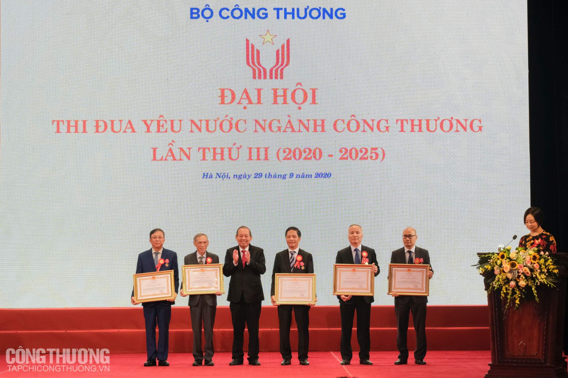 Phó Thủ tướng Thường trực Chính phủ Trương Hòa Bình trao Huân chương Lao động hạng Nhất 5 cá nhân, trong đó có trưởng đoàn và phó đoàn đàm phán CPTPP