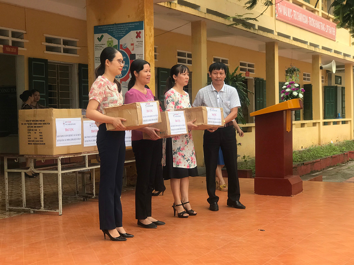 Đ/c Phạm Minh Nghiệp - Ủy viên BCH Công đoàn Công ty trao hỗ trợ khẩu trang Y tế  và nước rửa tay các trường tại xã Vũ Chính