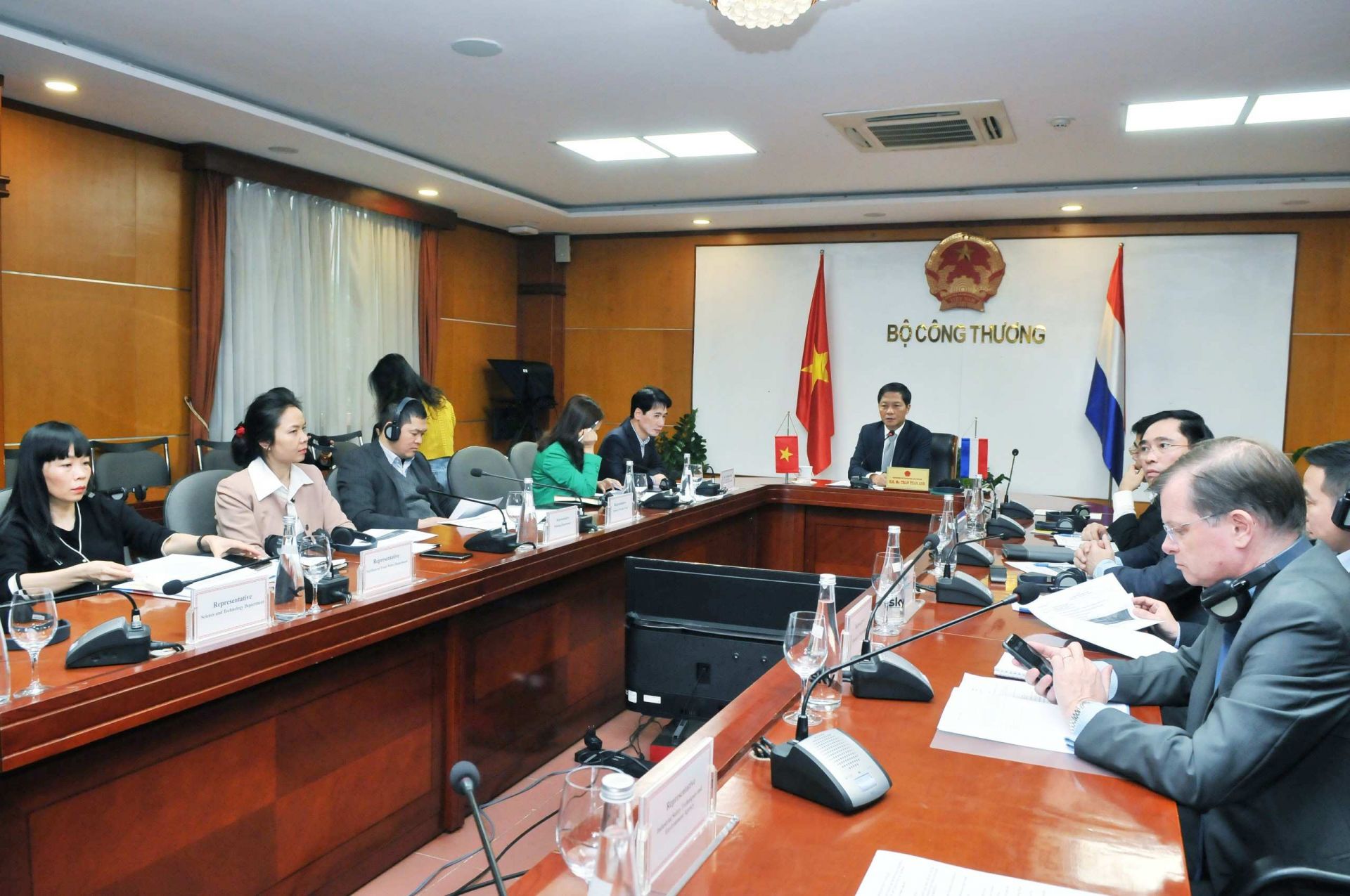 Bộ trưởng Trần Tuấn Anh và đại diện các đơn vị thuộc Bộ Công Thương tại đầu cầu Việt Nam tham dự cuộc họp trực tuyến với Hà Lan