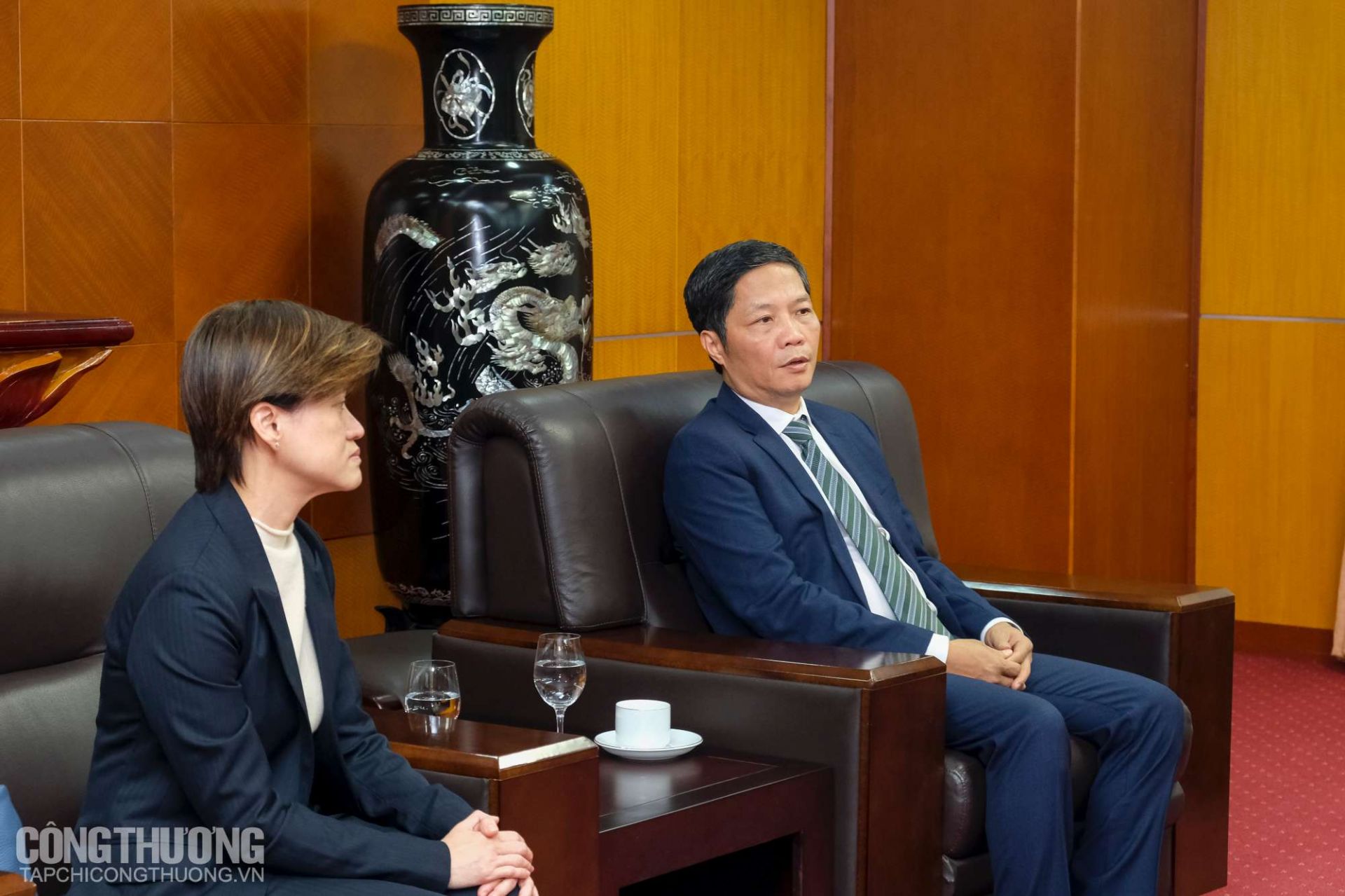 Bộ trưởng Trần Tuấn Anh tiếp xã giao bà Catherine Wong - Đại sứ Đặc mệnh toàn quyền Singapore tại Việt Nam
